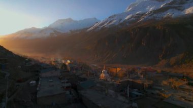 Merkezinde stupa olan havadan görüntülü manang köyü çatıları. Nepal köyünün yüksek irtifasında. Annapurna gezisi konukevleri ve ziyaretçi siteleri konsepti