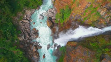 Hava yakın çekim güçlü Chyamche şelalesi ve su akıntısı. Manang turistik noktalarına gidiyoruz. Annapurna gezisi. Lamjung..