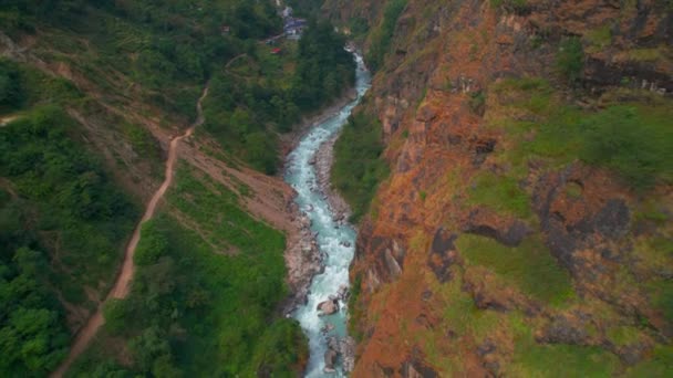 空中放大后视镜Chyamche瀑布通过村舍定居点 Annapurna电路远足 去马南岛的路尼泊尔喜马拉雅山著名的观光旅游目的地 — 图库视频影像