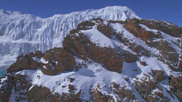 空中俯瞰可以看到尼泊尔喜马拉雅山映衬的蓝色高山蒂里科湖 马南区 被认为是世界上最高的高山湖 — 图库视频影像