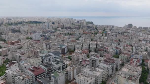 メトロポリスの大規模住宅の空中パノラマ映像 海岸の都市部にあるアパートの建物 アンタルヤ トルコ — ストック動画