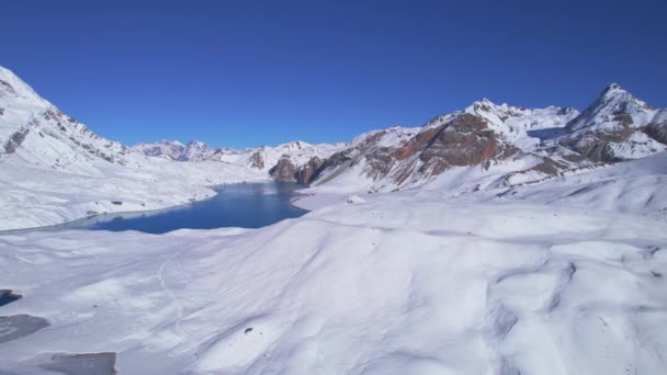Vista Descendente Dramática Aérea Lago Azul Pitoresco Tilicho Montanhas Nevadas — Vídeo de Stock