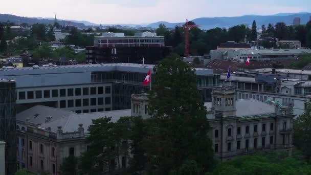 隣接する近代的な建物と対照的に壮大な歴史的な宮殿の空中スライドとパン映像 チューリッヒ スイス — ストック動画