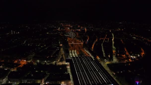 夜景を望む空中パノラマビュー 主要な鉄道駅と高さからの鉄道線路の広範な場所 チューリッヒ スイス — ストック動画