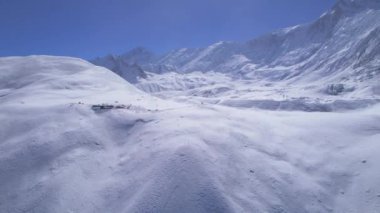 Havadan kuşların gözü ünlü Tilicho Gölü Yürüyüş Varış Noktası 'ndaki bir grup yürüyüşçünün üzerinde uçuyor. Nepal popüler yürüyüşleri. Manang. Himalayalar Dağları Yürüyüş Konsepti.