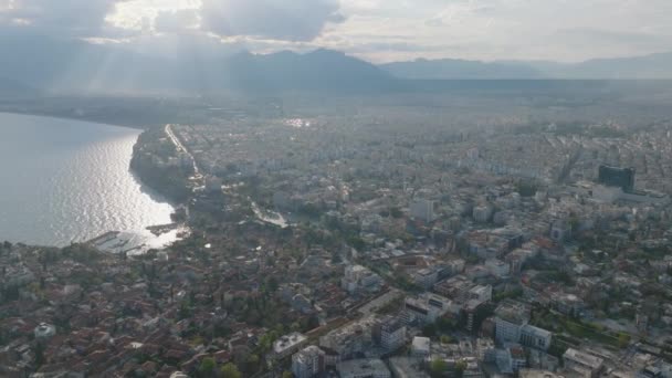 태양을 설정하는 대도시의 파노라마 해변에 구름을 빛나는 안탈리아 — 비디오