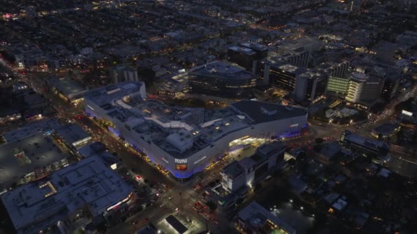 现代购物中心的高视角和周围街道上的交通 城市的夜晚 美国加利福尼亚州洛杉矶 — 图库视频影像