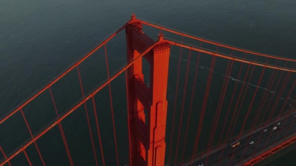 塔をサポートするゴールデンゲートブリッジの上の高角度ビュー ダウンタウンの高層ビルと海の湾 島や都市の水の表面の明らかに傾斜 米国カリフォルニア州サンフランシスコ — ストック動画