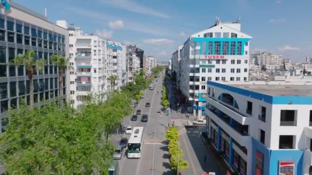 汽车在宽阔的林荫大道上行驶 周围是多层公寓楼 晴天飞越城市街道 土耳其安塔利亚 — 图库视频影像