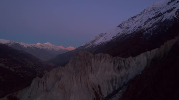 浪漫的夜晚拍摄的高山风景 最后的阳光照亮了白雪覆盖的群山 尼泊尔Annapurna环路 Manang Valley — 图库视频影像