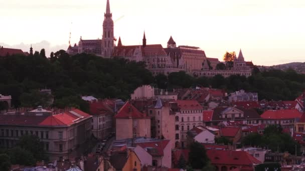 都市部の建物の上空を飛行する 有名な観光スポットへ フィッシャーマンズ ベースとマティアス教会のトワイライト ブダペスト ハンガリー — ストック動画