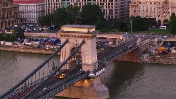 Letecké Záběry Řetězového Mostu Szechenyi Lanchida Budov Nábřeží Budapešť Maďarsko — Stock video