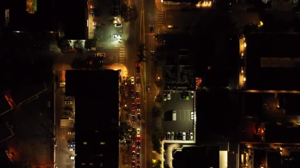 从上往下看夜市的街道交通情况 在道路上行驶的车辆被街灯照亮 美国加利福尼亚州洛杉矶 — 图库视频影像