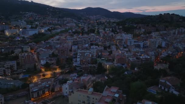 日没後に住宅都市郊外のアパートの建物の上を飛ぶ 大都市郊外の夜 スペインのバルセロナ — ストック動画