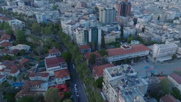 Alacakaranlıktaki Şehir Merkezindeki Caddelerin Binaların Yüksek Açılı Görüntüsü Sokaktan Geçen — Stok video