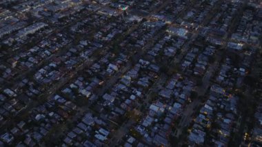Yükseklerden yerleşim yerinin bulunduğu mahalledeki sokaklar boyunca sıralanmış evler. Geceleri şehir. Los Angeles, Kaliforniya, ABD