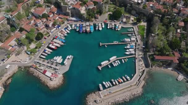 在旧城码头周围停泊的船只的高角度视图 海海湾清澈的蓝水 城市景观的倾斜揭示 土耳其安塔利亚 — 图库视频影像