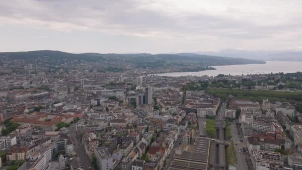 从空中俯瞰城市和湖泊的全景 市区建筑物的下降镜头 瑞士苏黎世 — 图库视频影像