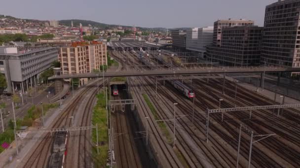 通勤列车在主火车站附近的宽铁路线上通过人行天桥 在城市的交换机上的空中交通画面 瑞士苏黎世 — 图库视频影像