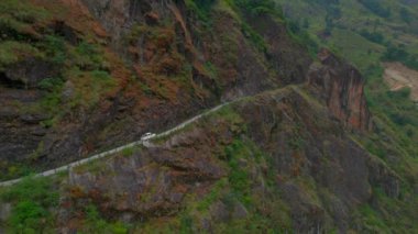 Yılan çakıllı dağ yolunda hava izleme aracı sürüşü. Himalayalar Dağları 'nın çevresindeki yol gezisi. Annapurna gezisi. Manang kavramının resimli yolu 