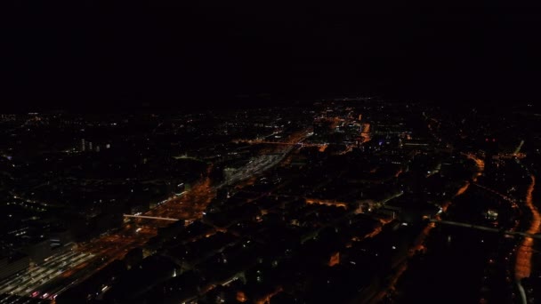 Воздушный Панорамный Вид Город Ночью Освещение Улиц Железнодорожной Инфраструктуры Тусклыми — стоковое видео