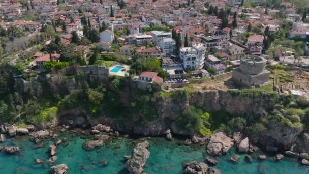 해안의 전망과 절벽에 화창한 경관을 드러냅니다 안탈리아 — 비디오