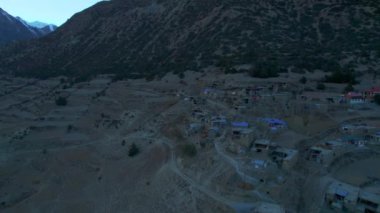 Havacılık, tepedeki geleneksel Nepal köylerini vurdu. Nepal tarihi mirası ve kültürü. Annapurna gezisi. Tilicho merkez kamp alanı