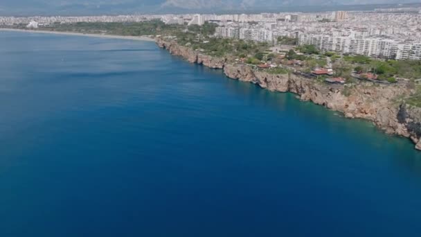 Kayalık Deniz Kıyısında Uçun Kentsel Ilçelerdeki Beyaz Çok Katlı Apartmanlar — Stok video