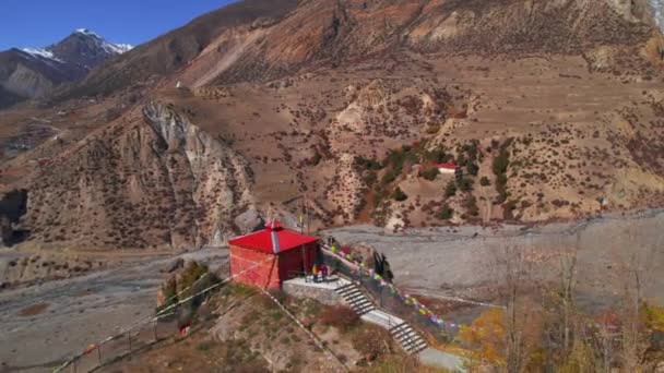 Luchtbeelden Van Toeristen Die Het Boeddhistische Klooster Himalaya Bezoeken Prachtig — Stockvideo
