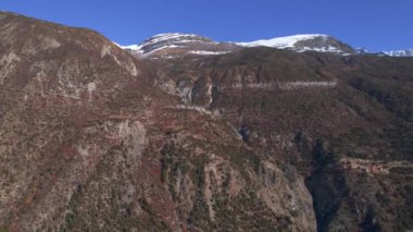 Himalaya dağlarının tepesindeki panoramik konukevi binalarına yaklaşıyoruz. Tilicho 'nun ana kamp yolunu gözlüyorum. Nepal turizm ve konukseverlik kavramı.