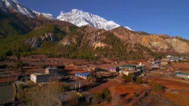 Humde köyü panoramasının hava görüntüsü. Annapurna gezisi. Marshyangdi Vadisi. Himalayalar 'ın sıradağları. Nepal ev binaları mimarisi 