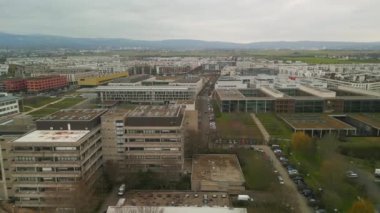Günümüz Riedberg Üniversitesi kampüsü Goethe 'deki binaların üzerinden uç. Frankfurt am Main, Almanya.