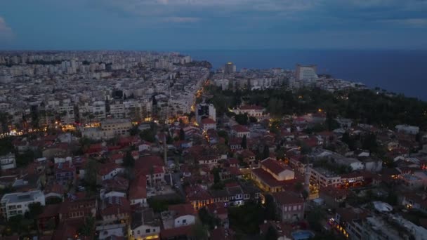 해안에 도시의 앞으로 상점과 패스트 안탈리아 — 비디오