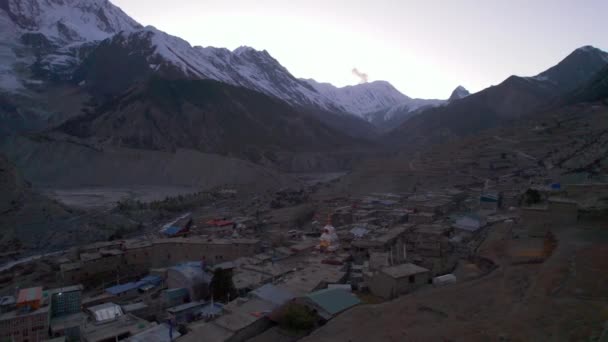 Köy Evinin Çatılarında Uçan Bir Uçak Karlı Annapurna Dağlarının Bulunduğu — Stok video