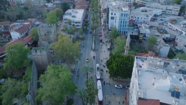 Luftaufnahme Einer Straßenbahn Mit Zwei Autos Die Gebäude Der Stadt — Stockvideo
