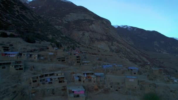 タンキマナン村の上空を飛ぶ 丘の上に石造りの家 マナング地区 ネパール北部 ヒマラヤ山脈 甥の文化 ライフスタイル コミュニティコンセプト — ストック動画