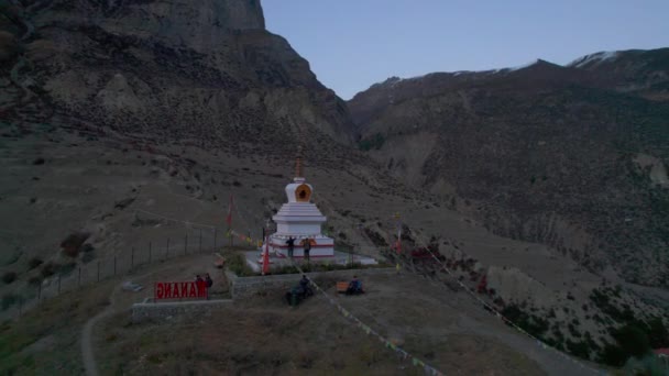 Luchtfoto Onthullend Uitzicht Toeristische Groep Sightseeing Prachtige Traditionele Tibetaanse Cultuur — Stockvideo