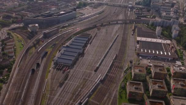 铁路大院落与铁路车站的高角线景观 穿越多条铁路轨道 瑞士苏黎世 — 图库视频影像