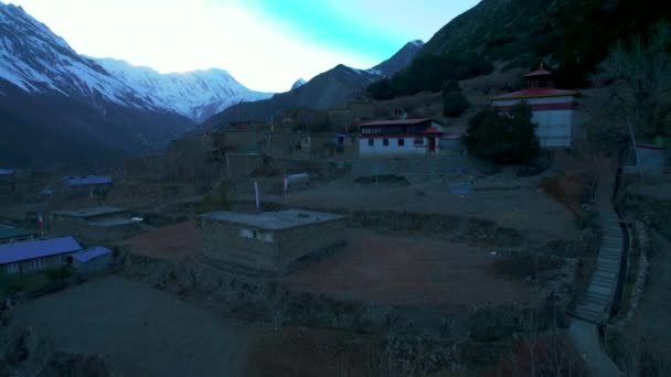 タンキマナン村の古い石造りの家の上を飛ぶ航空機 マナング地区 ネパール北部 ヒマラヤ山脈 甥の文化 コミュニティコンセプト — ストック動画
