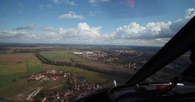 Düz arazinin havadan çekilmiş görüntüleri. Helikopter penceresinden bak. Havaalanı ve havacılık kavramı.