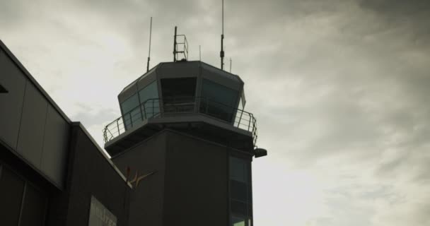 Низкий Угол Обзора Башни Аэропорта Против Облаков Небе Управление Воздушным — стоковое видео