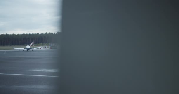 슬라이딩은 프로펠러 항공기가 비행장의 아스팔트 표면을 기다리고 있음을 나타냅니다 — 비디오