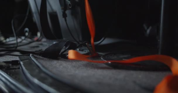 Montáž Objektů Uvnitř Vrtulníku Pomocí Ráčnového Popruhu Vlákno Oranžový Pás — Stock video