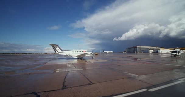 Пропелер Літає Аеродромі Широкий Знімок Бетонної Зони Аеропорту Після Дощу — стокове відео