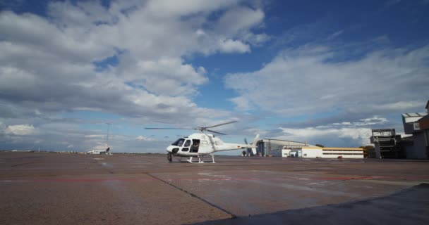 Amplio Plano Aeródromo Hormigón Helicóptero Blanco Con Motores Marcha Rotores — Vídeos de Stock