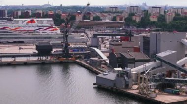 Limandaki lojistik tesisin havadan görüntüsü. Kargo gemilerini yüklemek ve boşaltmak için vinç ve taşıyıcı sistem. Stockholm, İsveç.