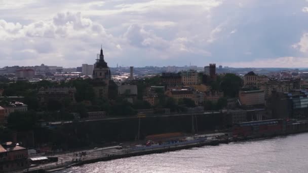 Légicsúszda Pásztázó Felvételek Vízparti Épületekről Híres Katarina Templom Kupolával Stockholm — Stock videók