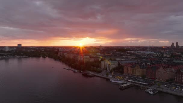 Gün Batımında Şehrin Üzerinde Gökyüzündeki Bulutlarda Parlayan Son Güneş Işınları — Stok video