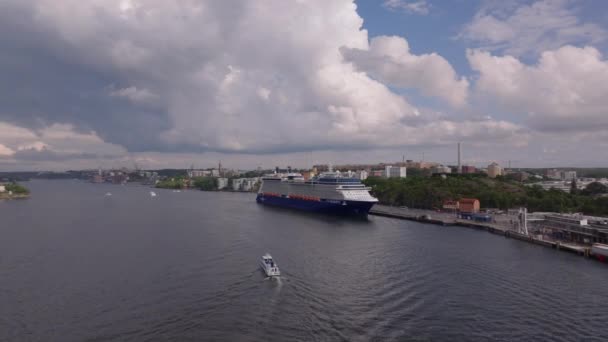 Terbang Atas Jalur Air Menuju Kapal Pesiar Besar Yang Ditambatkan — Stok Video