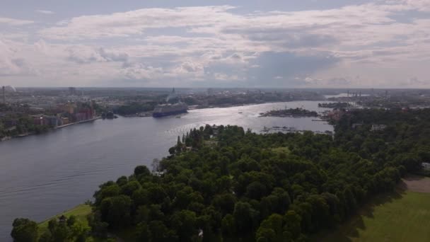 Şehirdeki Körfezin Havadan Panoramik Görüntüsü Güneş Işığını Yansıtan Yüzeyi Düz — Stok video